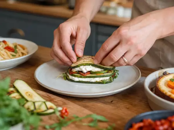 Meniul zilnic, 25 august: sandwich de dovlecel, paste cu ardei și cheesecake cu caise