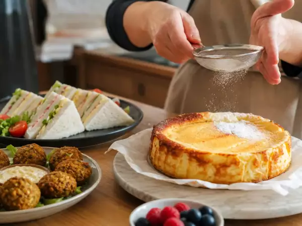Meniul zilnic, 31 august: Club maki, falafel crocant și cheesecake franțuzesc
