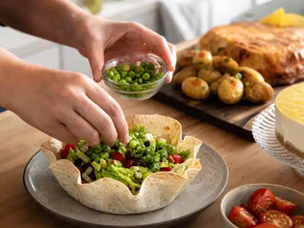 Meniul zilei, 4 septembrie: boluri cu tortilla, șalău în crustă de bere și cheesecake cu lămâie