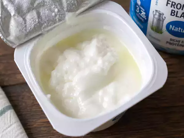 Se vede un lichid la suprafața brânzei albe? Asta nu înseamnă că a expirat