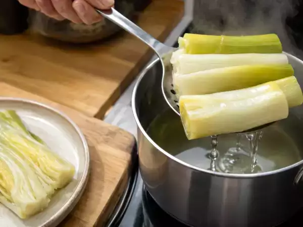 Cum se gătesc prazurile fără să devină fibroase sau pline de apă?