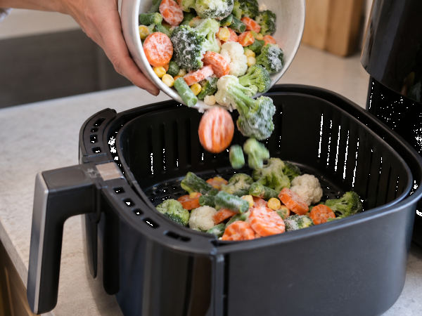 Legume congelate la air fryer: chiar trebuie decongelate înainte de gătire?