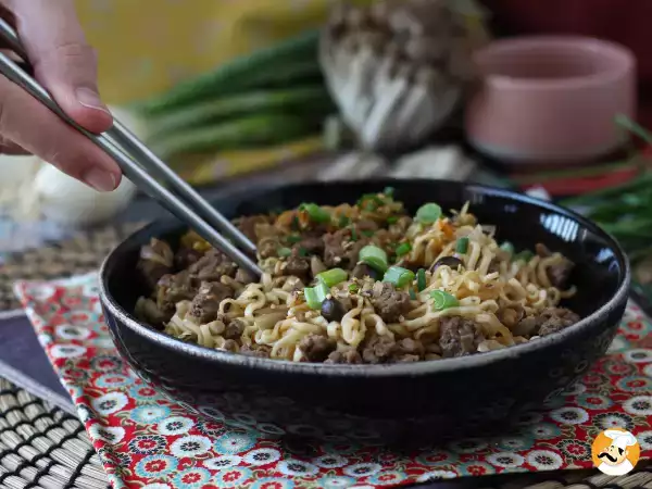 Îți e poftă de mâncare la pachet? Aceste 7 rețete de tăiței prăjiți se prepară mai repede acasă