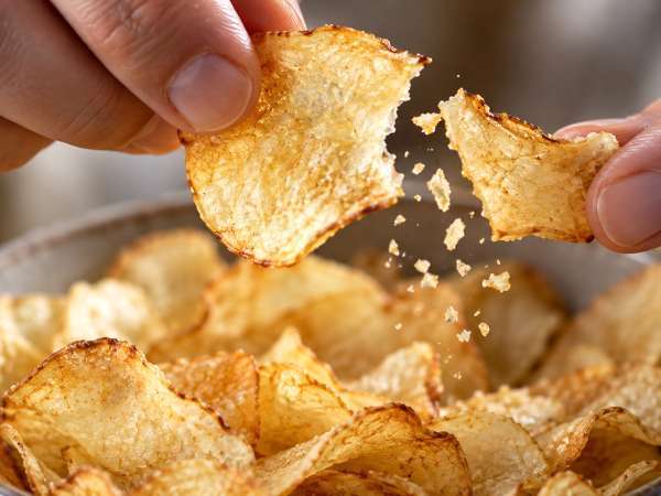 Chipsurile de casă ies moi? Pasul care elimină excesul de amidon