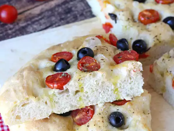 Această focaccia groasă cu roșii cherry și măsline te cucerește încă de la primul miros: rețeta pe care trebuie să o încerci