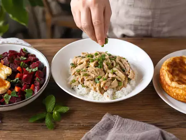 Meniul zilnic, 30 septembrie: salată de sfeclă cu halloumi, pui chinezesc la abur și flan proteic