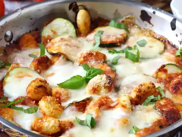 N-ai timp să gătești? Acești gnocchi gratinați, cremoși și aurii, sunt masa care te salvează