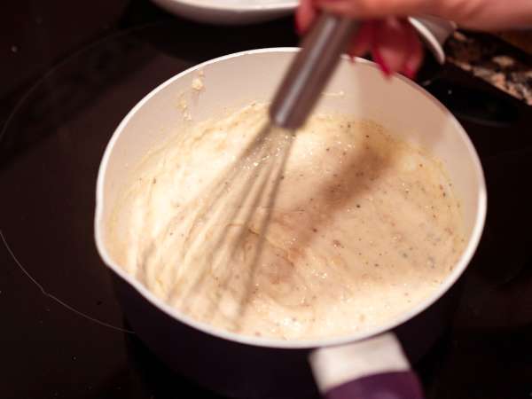 Sosul bechamel este prea lichid: cum îl poți îngroșa fără să se formeze cocoloașe