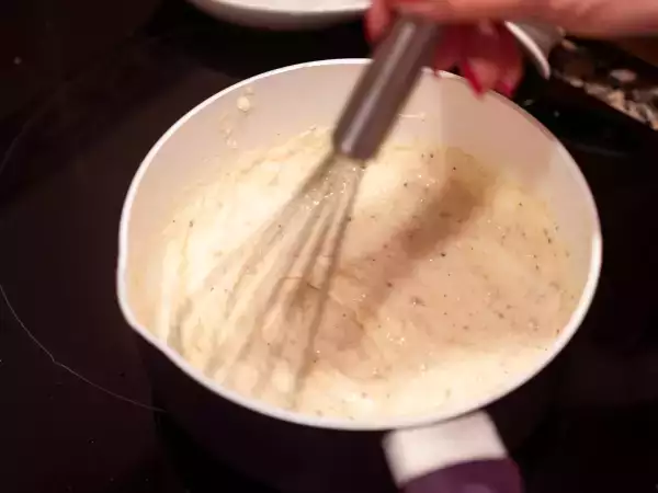 Sosul bechamel este prea lichid: cum să-l redresezi fără să faci cocoloașe