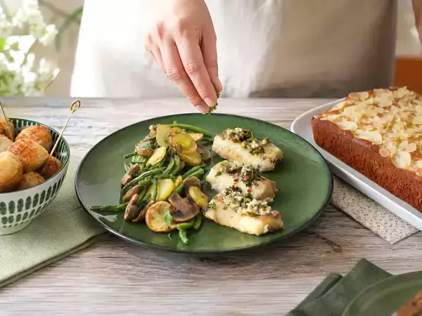 Meniul zilei, 3 octombrie: rulouri crocante cu creveți, cod cu legume și prăjitură cu pere