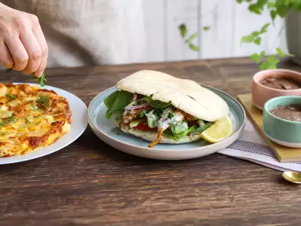 Meniul zilei, 4 octombrie: frittata cu raclette, shaworma de pui la air fryer și cremă de ciocolată cu tofu
