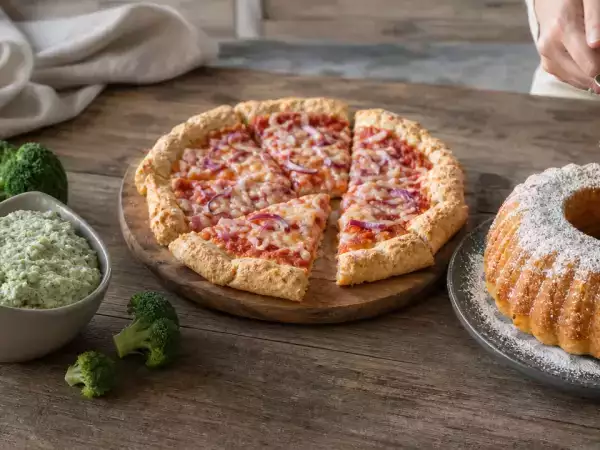 Meniul zilei, 17 octombrie: broccoli cu maioneză, pizza cu brânză cottage și prăjitură cu brânză