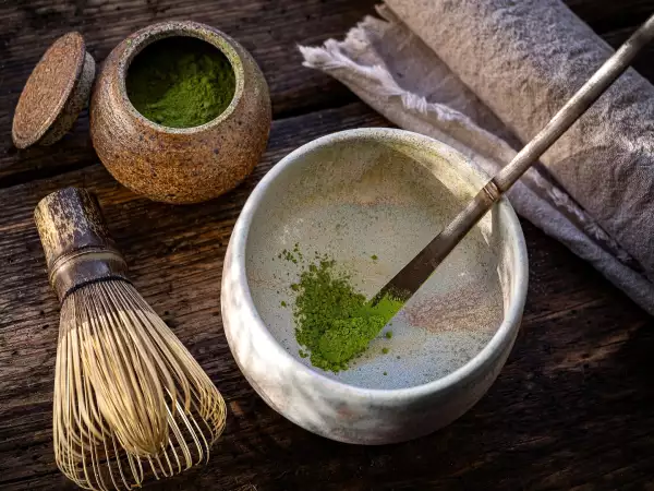 Matcha latte iese prea amar sau cu cocoloașe? Așa îl faci cremos acasă, fără echipament special