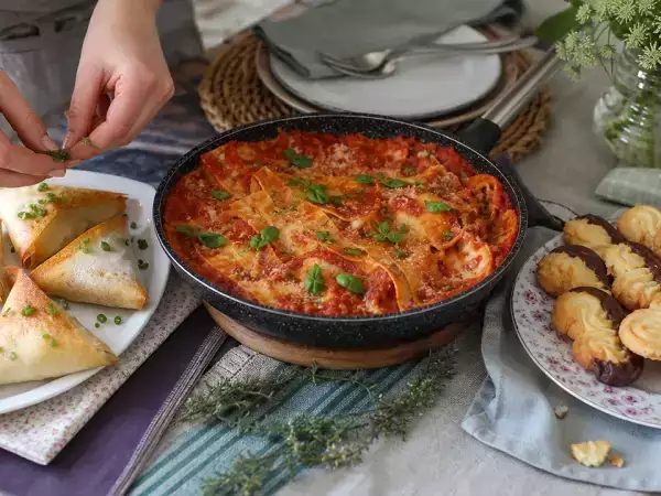 Meniul zilei, 25 octombrie: samosas cu macrou, lasagna bolognese la tigaie și biscuiți spritz