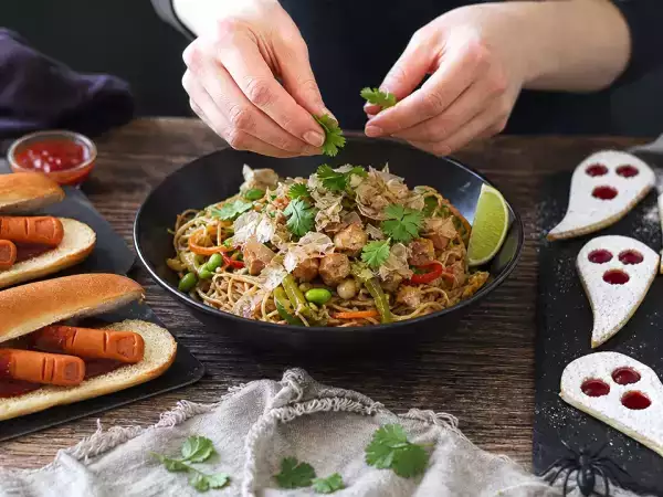 Meniul zilei, 31 octombrie: hot dog-uri sângeroase, yakisoba japonez și biscuiți fantomă