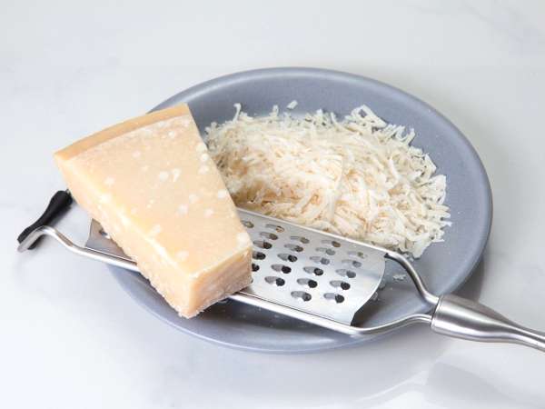 Brânză parmezan rasă întotdeauna perfectă: 5 sfaturi pentru depozitarea ideală