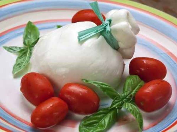 Burrata sau saculetul cu mozzarella si smantana