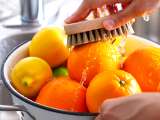 Articole: Radeți coaja citricelor fără să le spălați? Iată de ce o faci greșit (chiar dacă sunt organice)