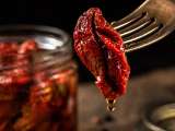 Articole: Roșii uscate la soare în ulei: un concentrat de aromă în cămară și 10 rețete pentru a profita din plin de el.