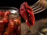 Articole: Roșii uscate la soare în ulei: un concentrat de aromă în cămară și 10 rețete pentru a profita din plin de el.