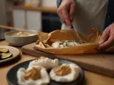 Articole: Meniul zilei, 29 aprilie: deliciile dovleceilor crocanți, somonul perfect și mochiul cu unt de arahide