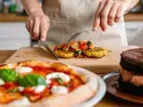 Articole: Meniul zilei, 4 mai: chifteluțe din dovlecel, pizza margherita și tort de biscuiți