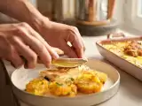 Articole: Meniul zilei, 10 mai: Chiftele de cartofi, Gratin de pui și Tort cu lichior de ouă