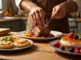 Articole: Meniul zilei, 13 mai: Mini-pizza cu foietaj, friptură de porc la cuptor și tort cu spumă de zahăr ars