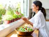 Articole: 5 ierburi care trăiesc cel mai bine în bucătărie și 5 care au nevoie de soare adevărat