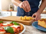 Articole: Meniul zilei, 20 mai: aperitive delicioase, pizza vegetariană și prăjitură cu mere