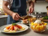 Articole: Meniul zilei, 22 mai: Rulouri cu somon, piept de pui și salată de fructe