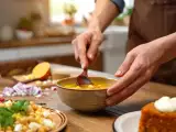 Articole: Meniul zilei, 25 mai: Salată de năut, supă de cartof dulce și tort cu morcovi