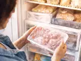 Articole: Ați uitat să dezghețați? Acest truc simplu o rezolvă în câteva minute și salvează orice masă