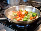 Articole: Tigaie din oțel inoxidabil: un truc simplu pentru a preveni lipirea alimentelor