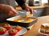 Articole: Meniul zilei, 26 mai: Răsfăț culinar cu roșii umplute, gratin de cod și tort cu căpșuni