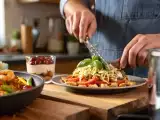 Articole: Meniul zilei, 28 mai: sandwich cu pui marinat, legume la wok și tiramisu cu căpșune