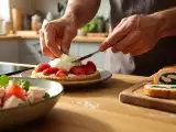 Articole: Meniul zilei, 27 mai: o combinație delicioasă de salate, rulade și tartă cu căpșuni
