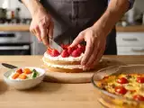 Articole: Meniul zilnic, 1 iunie: Flan de legume, Clafoutis cu roșii cherry și ton, Layer cake cu căpșune