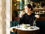 Articole: Masa pentru o teorie: de ce să mănânci singur nu mai pare o înfrângere, ci mai degrabă un mic lux