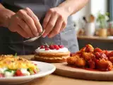 Articole: Meniul zilei, 3 iunie: sandwich cu omletă, pui prăjit coreean și șarlotă cu fructe roșii