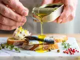 Articole: Aproape toată lumea aruncă uleiul de pe o conservă de sardine fără să realizeze ce pierde