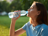 Articole: Sticle de plastic: ar trebui să încetăm să le mai reutilizăm? Ce trebuie să știți