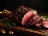 Articole: Poți mânca carne seara fără să-ți deranjezi somnul? Ce trebuie să știți pentru a evita nopțile neliniștite