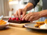 Articole: Meniul zilei, 10 iunie: choux cu somon, strips de pui și brownie cu zmeură