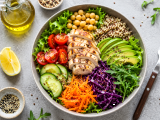 Articole: Ingredientele care vor face ca salatele tale să fie cu adevărat sățioase (și vor preveni senzația de foame de la ora 16:00)