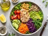 Articole: Ingredientele care vor face ca salatele tale să fie cu adevărat sățioase (și vor preveni senzația de foame de la ora 16:00)