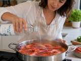 Articole: Un ingredient puțin cunoscut din supermarket care transformă instantaneu orezul, fructele de mare și peștele
