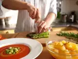 Articole: Meniu zilnic, 4 iulie 2026: prospețime de vară — salată cu sparanghel, salmorejo răcoritor și salată de pepene în coajă