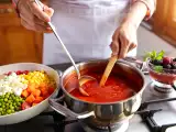 Articole: Meniul zilnic, 6 iulie: supă de roșii cu busuioc, salată de orez cu feta și cuburi de gheață cu fructe de pădure