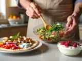 Articole: Meniul zilei, 5 iulie 2026: gyros cu pui, tabbouleh libanez proaspăt și înghețată cu skyr și zmeură